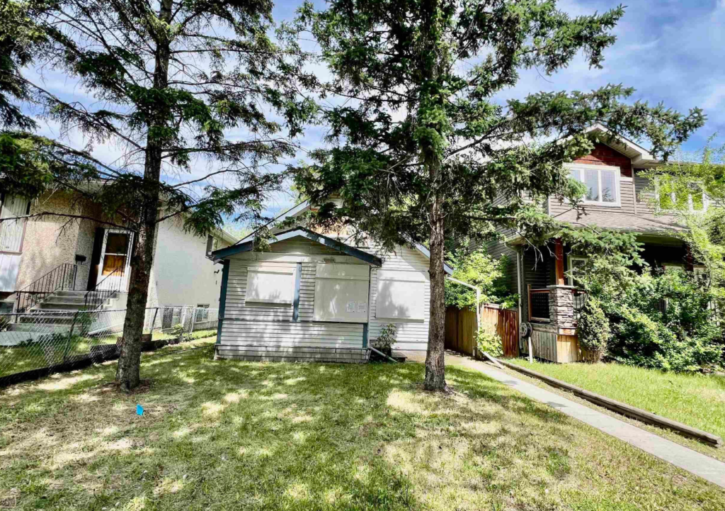 Run down house in bad condition that needs repairs being sold to a we buy houses company