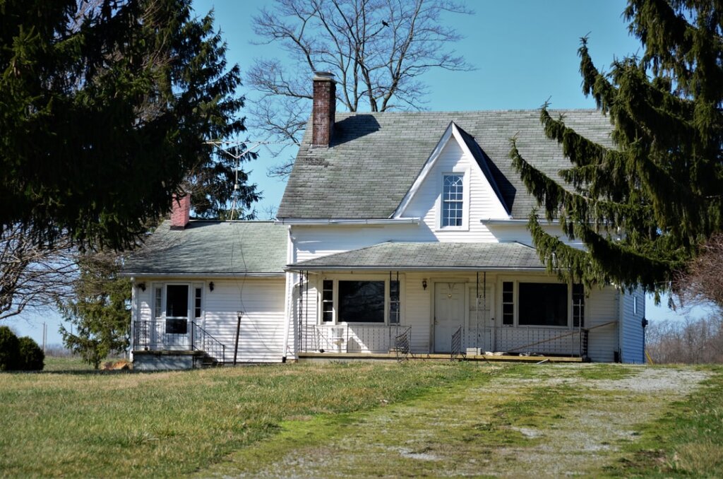 Old-abandoned-white-farmhouse