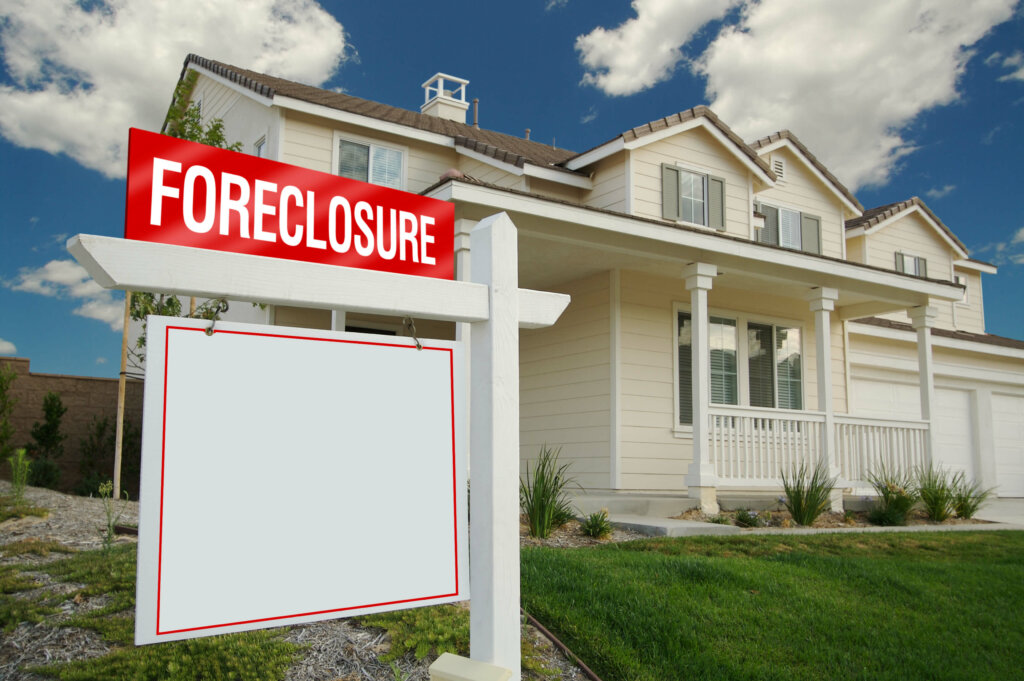 House in Bloomingdale getting foreclosed Bloomingdale, Illinois house in pre-foreclosure with Foreclosure sign on front lawn.