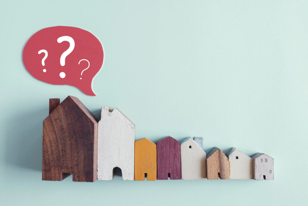 Wooden Chicagoan houses with questions marks in a thought bubble
