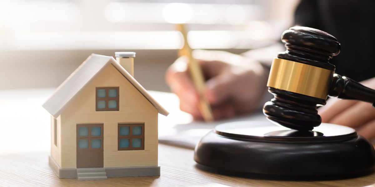 foreclosure louisiana legal gavel and model house