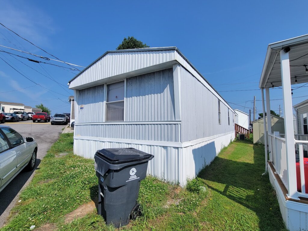 Single Wide Mobile Home purchased by Velocity Mobile Home Buyers in Nashville, TN.