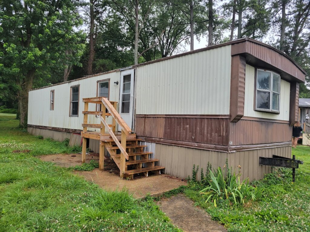 Single wide mobile home located in Franklin, KY purchased by Velocity Mobile Home Buyers.
