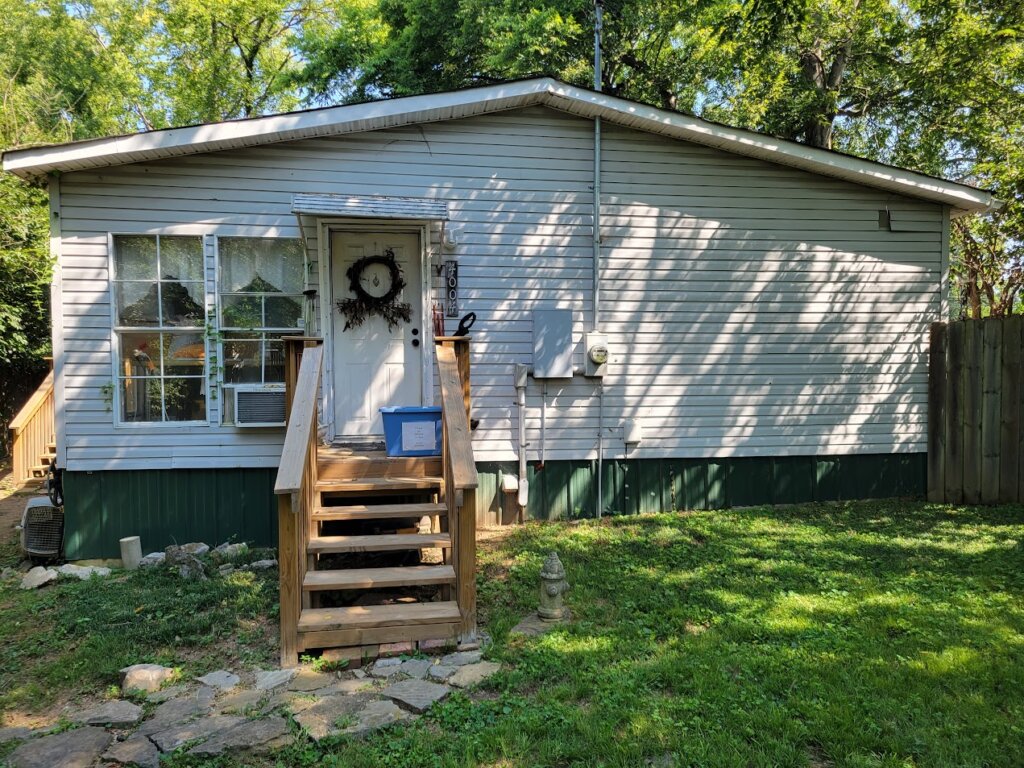 Double wide mobile home on a lot that was purchased by Velocity Mobile Home Buyers.