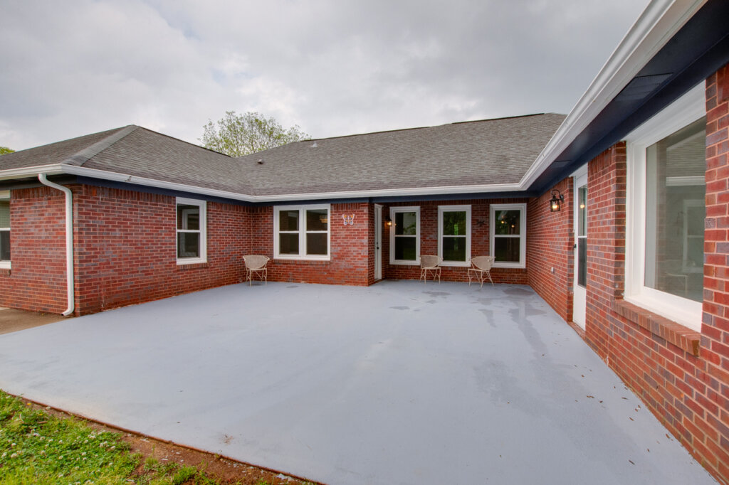 Exterior of an inherited home purchased for cash by Yellowhammer Home Buyers in Huntsville, Alabama