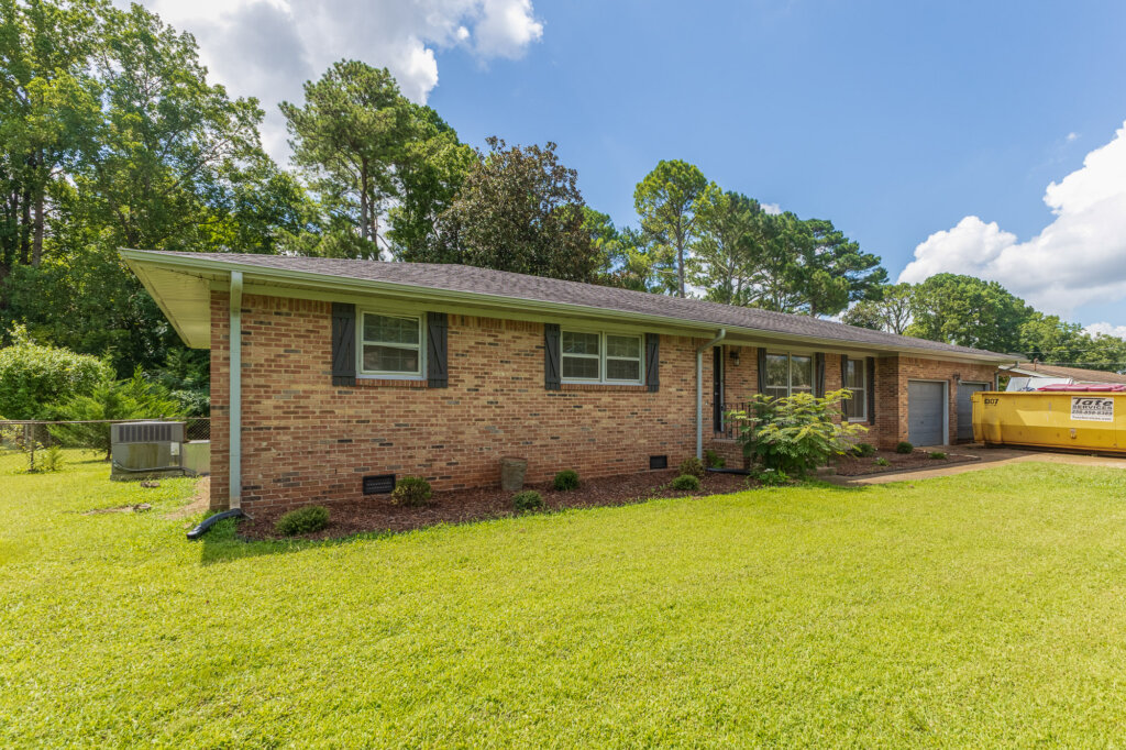 Exterior of Huntsville home on Shannonhouse Rd purchased with cash by Yellowhammer Home Buyers