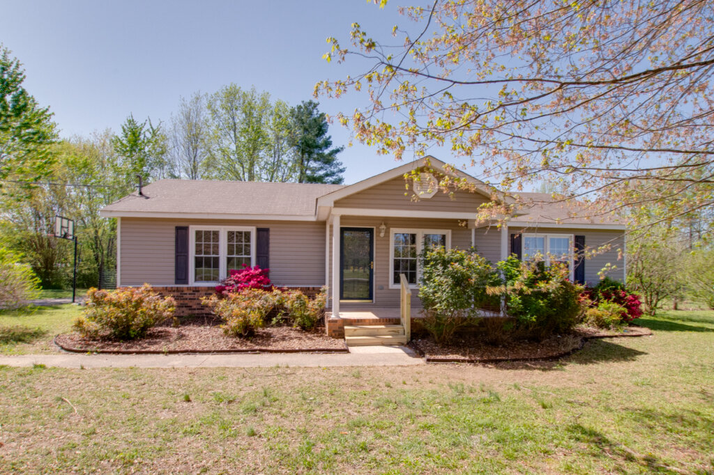 Exterior photo of a house bought with a cash offer in Hazel Green Alabama near Huntsville