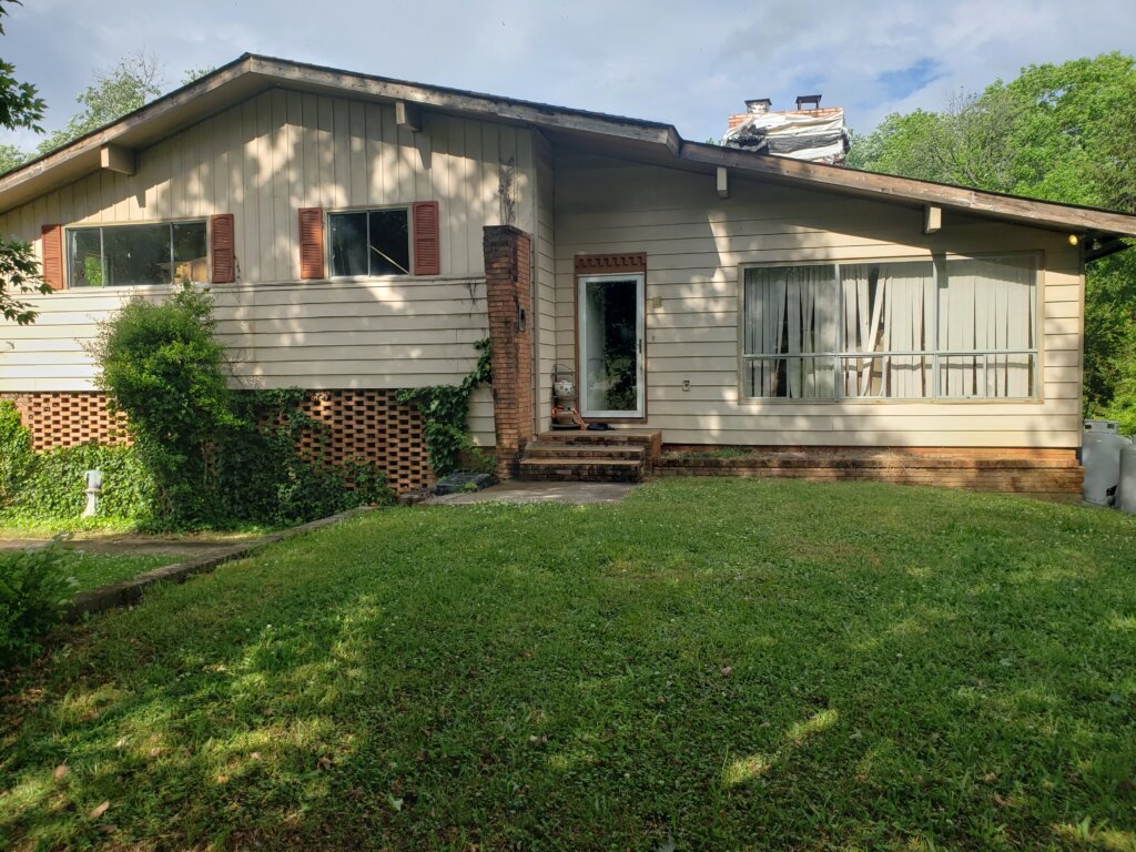 We Buy Houses As-Is in Fort Oglethorpe. Before picture of a Foreclosure purchased for cash.