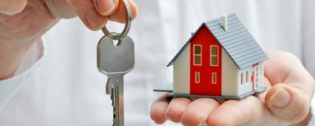 Image of Small House and keys in Hand | cash for houses calgary | cash for my house