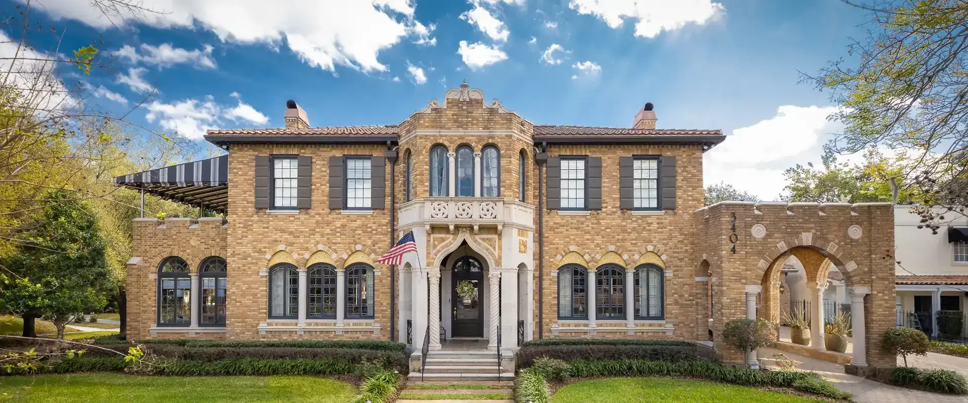 Sell my house fast in Avondale Jacksonville FL - historic tree-lined street in Avondale