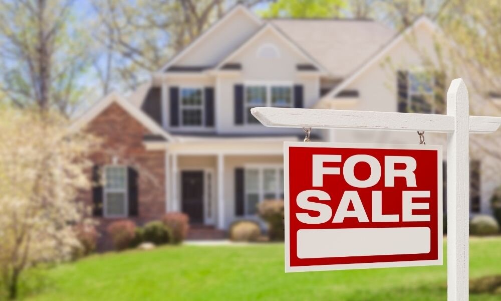 Selling a house sign in Florida