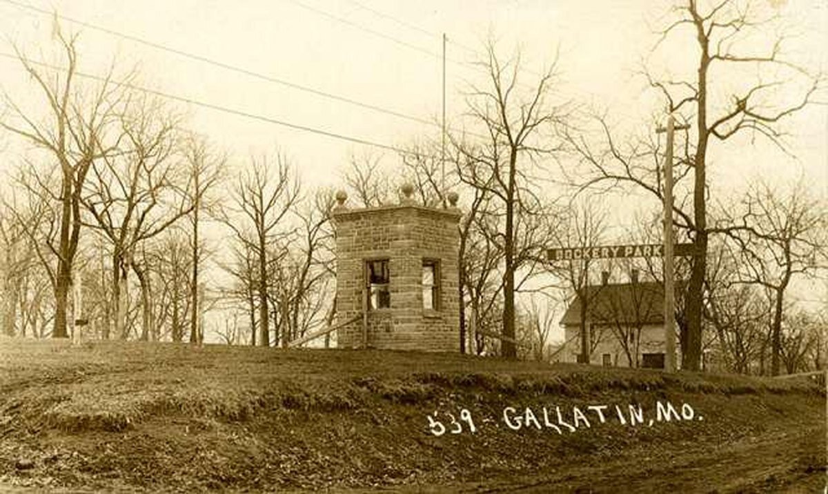 Historic photograph of the Dockery Park entrance in Gallatin