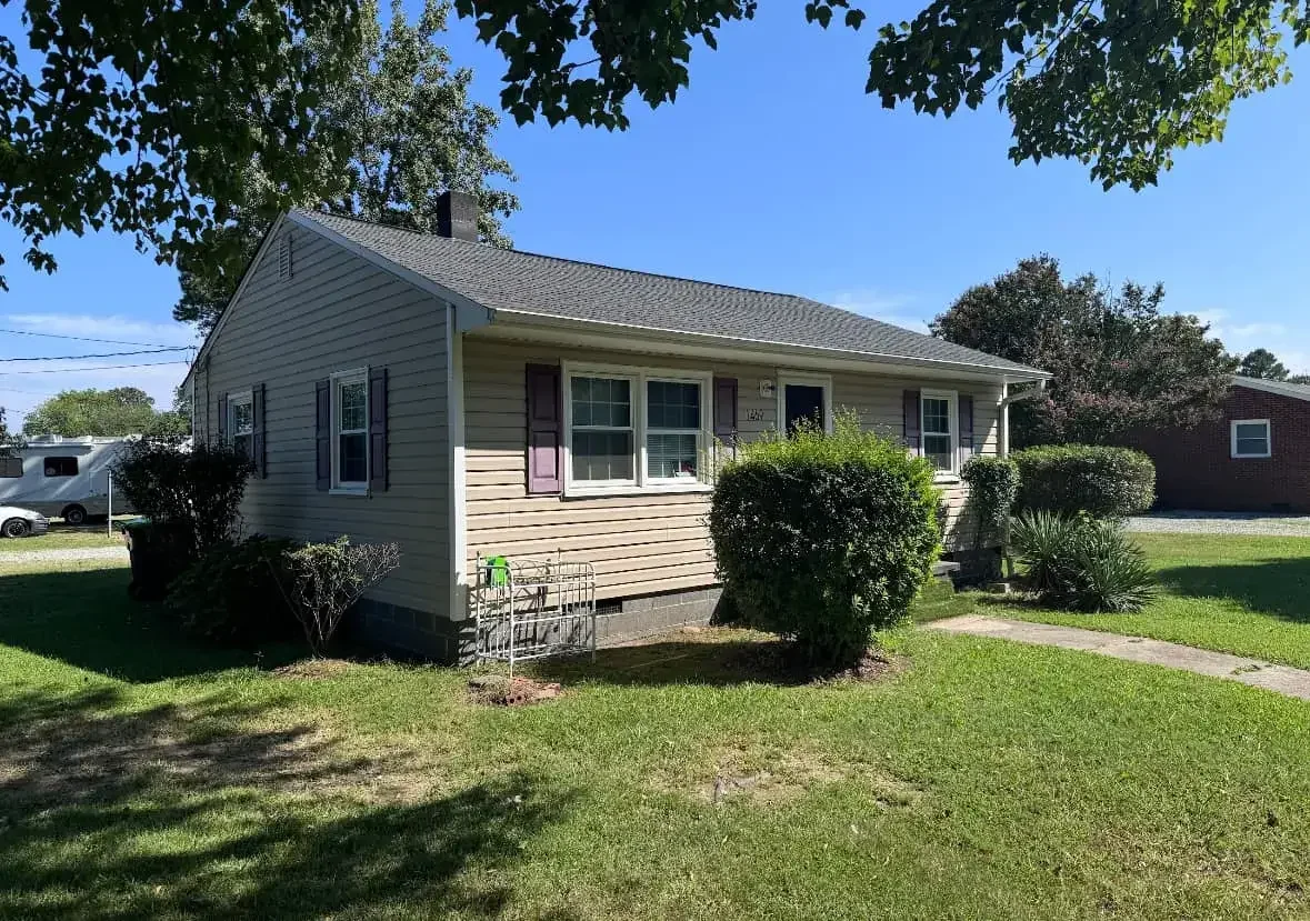 Single-family home with side yard and mature landscaping, ideal example of a property evaluated by a cash homebuyer in Piedmont Triad.