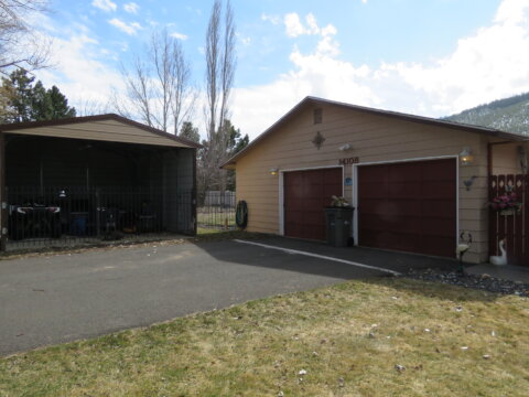 view of Ravenwood garage from the front