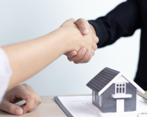 Shaking Hands -Easy House Buyer - Barbara Inthavixay