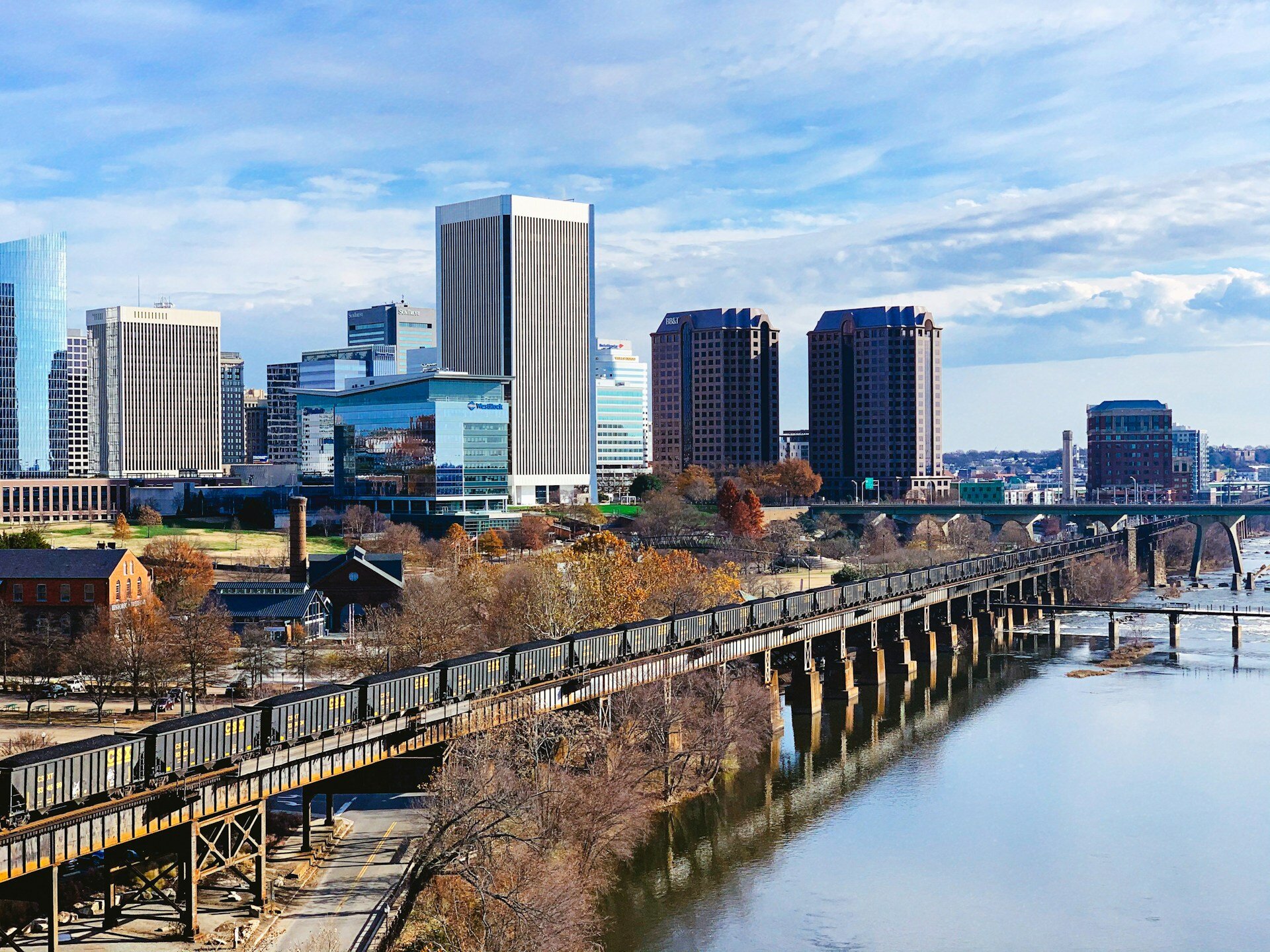 skyline and houses in richmond virginia