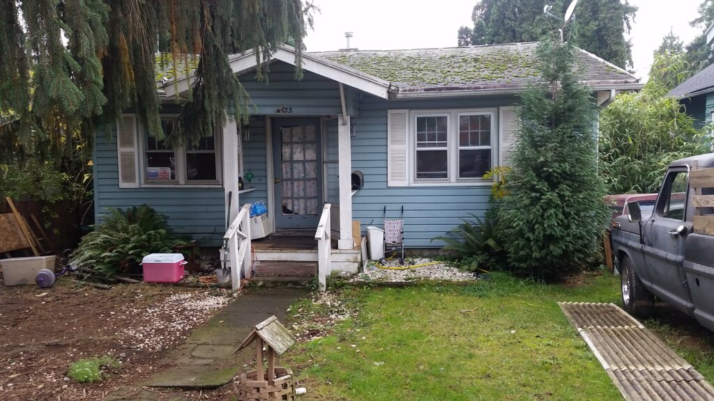 rundown-vacant-house-garbage-everywhere-truck-in-yard-sell-house-quickly-hood-river-oregon-bridgetown-home-buyers