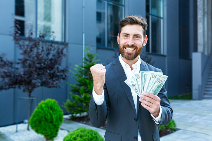 Happy-realtor-getting-paid-home-listing-fees-newber-mcminnville-dundee-bridgetown-home-buyers