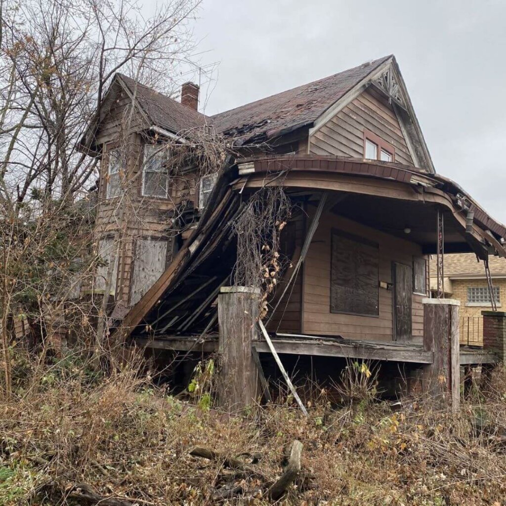 Photo of a very distressed Chicago house. Joe Homebuyer of Chicagoland buys houses as-is.