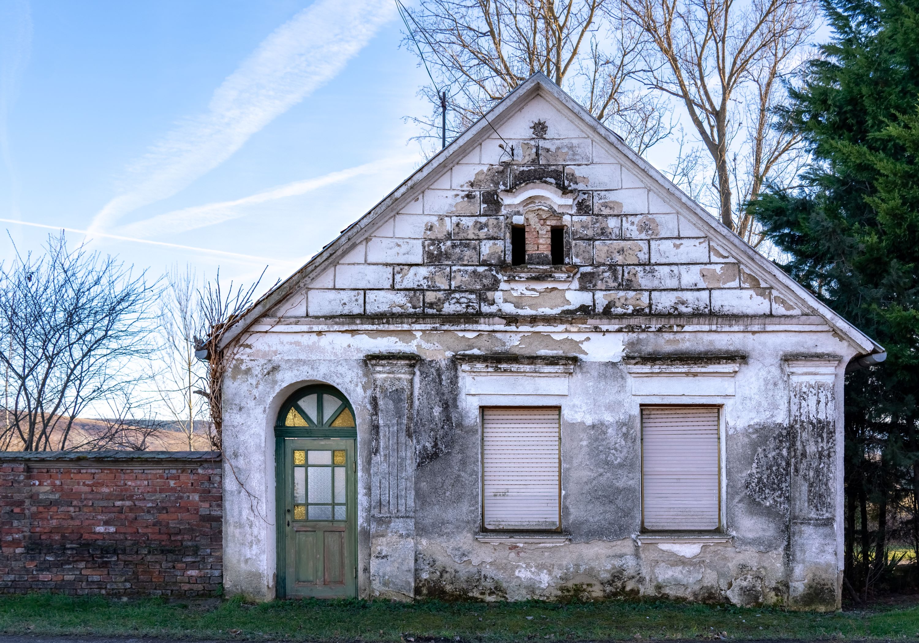 Selling Your Ugly House: DIY vs. Professional Home Improvement