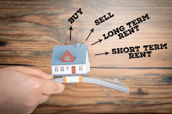 Lease option to sell a house in Texas with homeowner and buyer discussing a real estate agreement