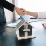 Buyers and real estate agent agreed to buy a house