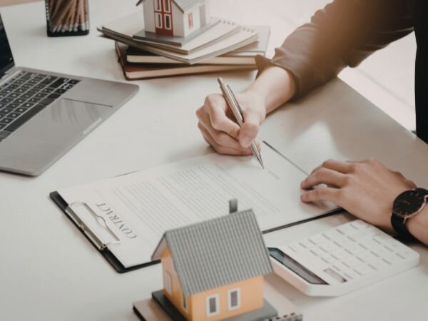 Can You Sell a House with a Lien in New Mexico?