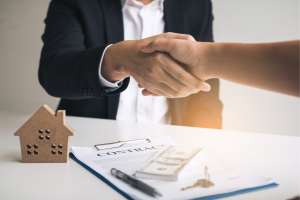  52 / 5.000 shaking hands closing house sale deal