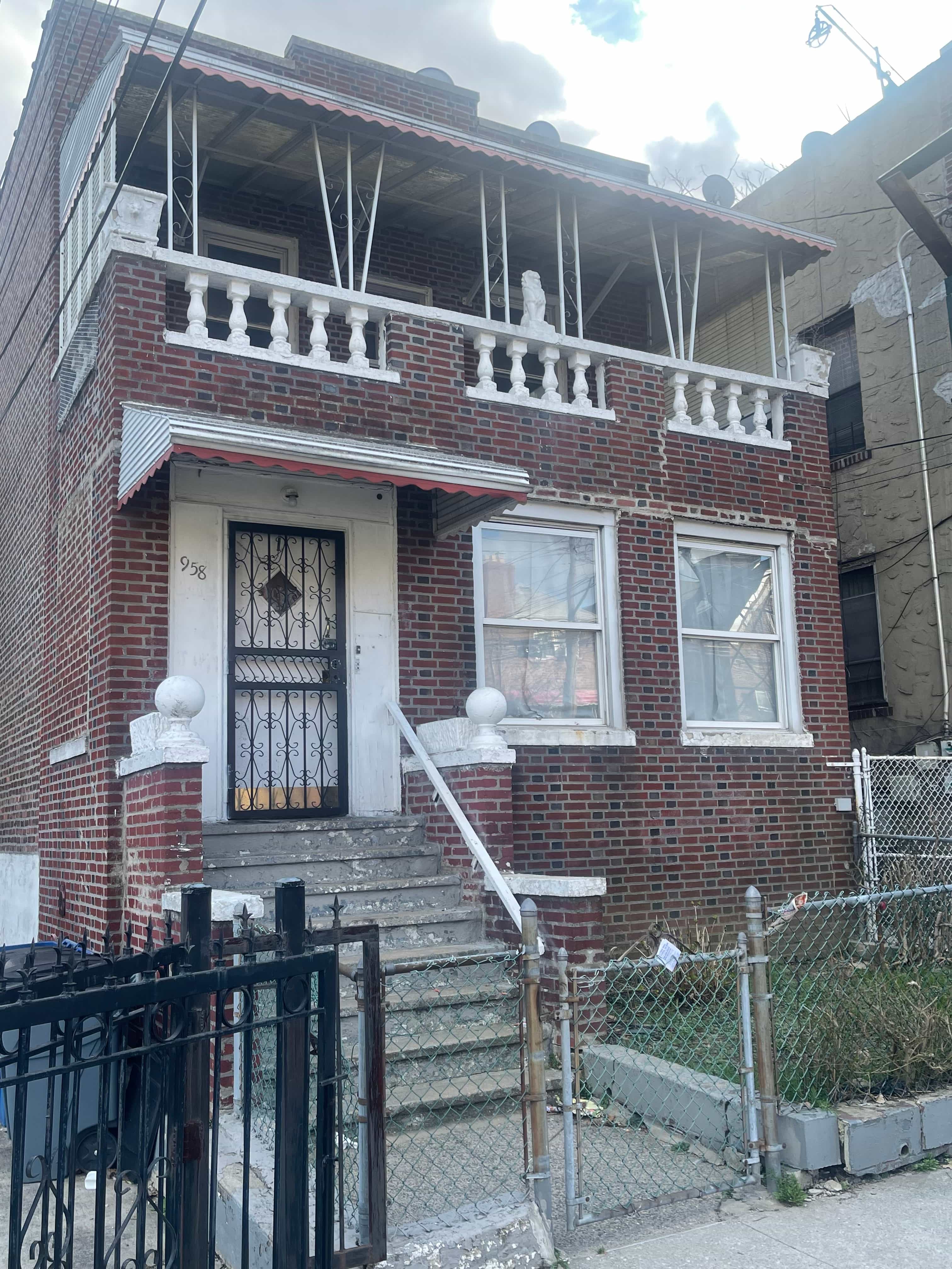 We buy houses in Wakefield, Bronx NY - 718Homebuyers cash offer 718-503-2233