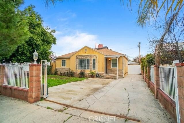 reseda-fixer-house-cracked-driveway