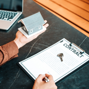 Who addresses HOA fee payments at closing In Texas