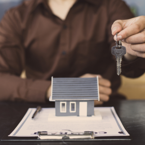 Who is obligated to pay HOA fees at closing In Texas