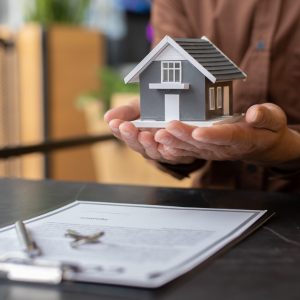 Who is tasked with paying HOA fees at closing In Texas