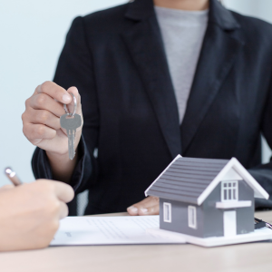 Who takes care of HOA fees at closing In Texas