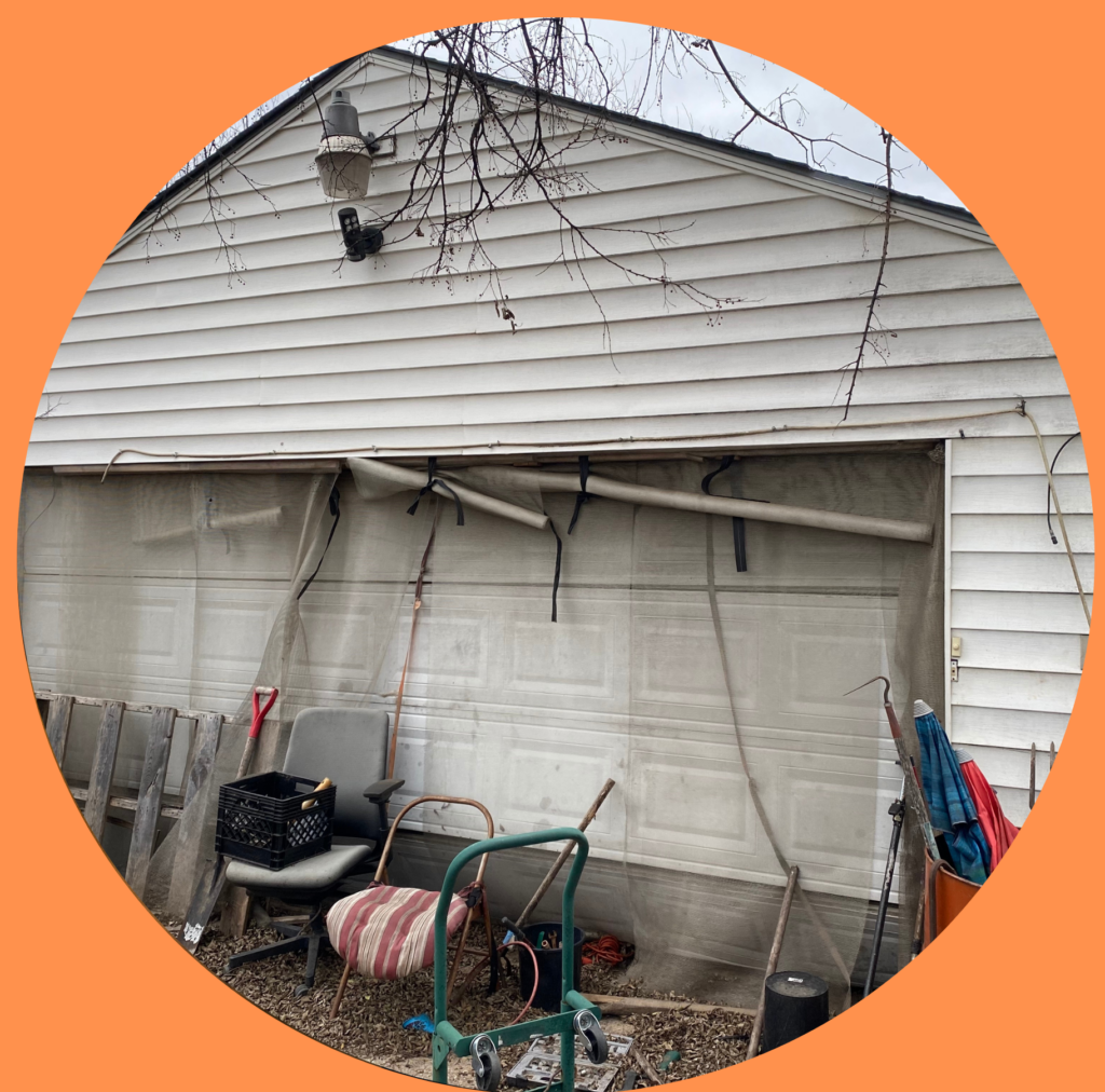 a picture of a distressed property with no repair that we have bought to illustrate we buy houses as-is