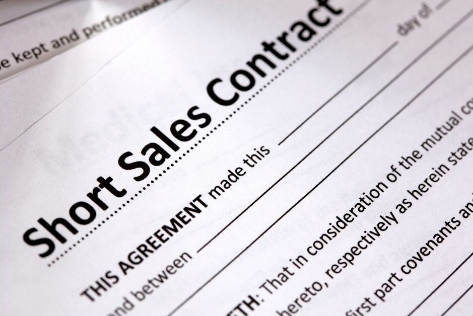 Real estate agent discussing short sale benefits with potential homebuyer