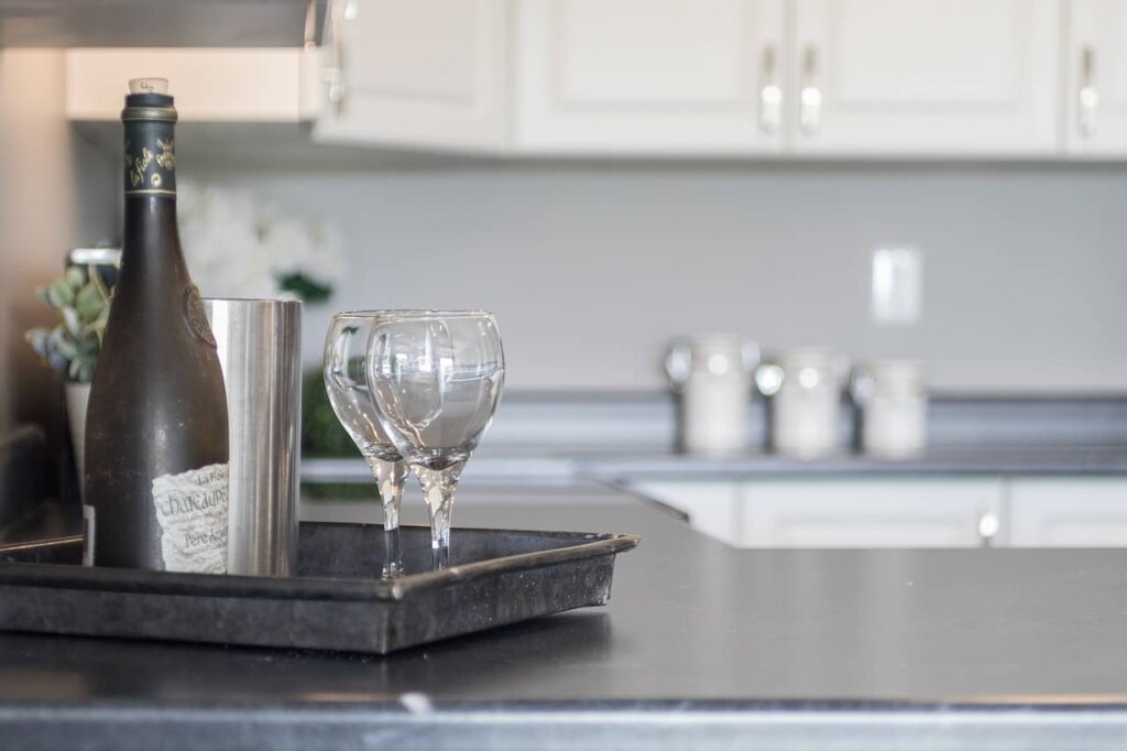 4 Reasons Why You Should Work With a Hybrid Agent When Buying or Selling a Home in Metro Detroit