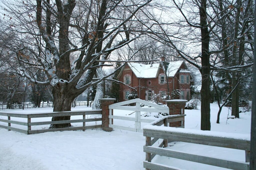 6 Tips for Absentee Owners Who Need to Sell a House in Metro Detroit
