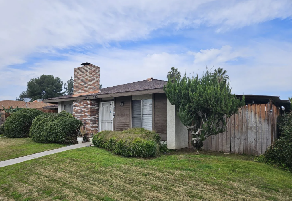 This 5 unit apartment building in Bakersfield, CA was bought by Quick Home Offers®. The property underwent a rehab, and was stabilized over the course of 12 months.