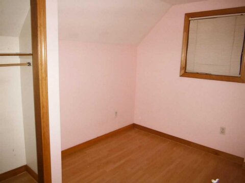 Small empty bedroom with pink walls