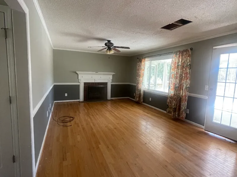 The same Aiken, SC living room before Longleaf bought the house