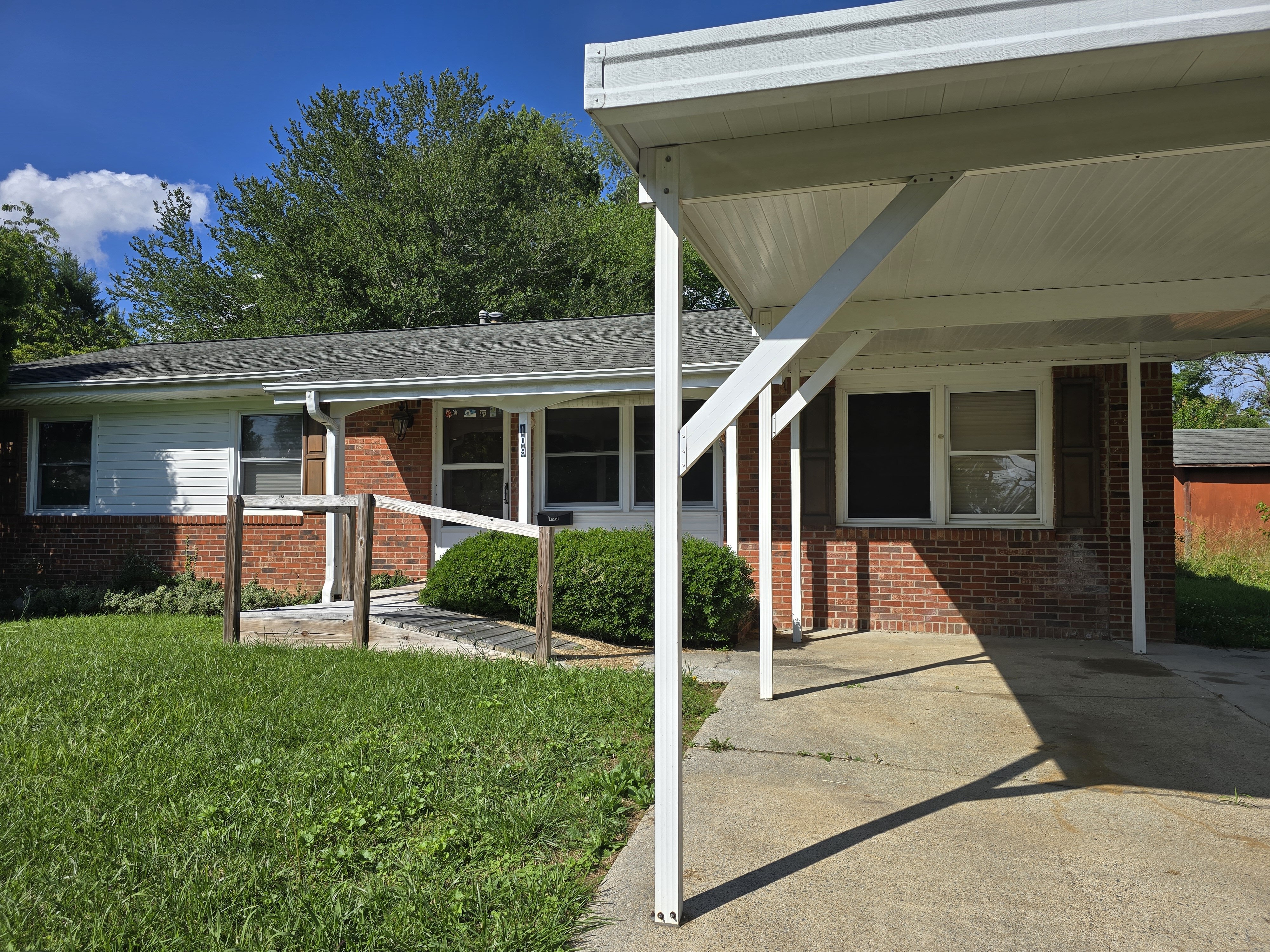 109 Willowbrook Rd., Hendersonville