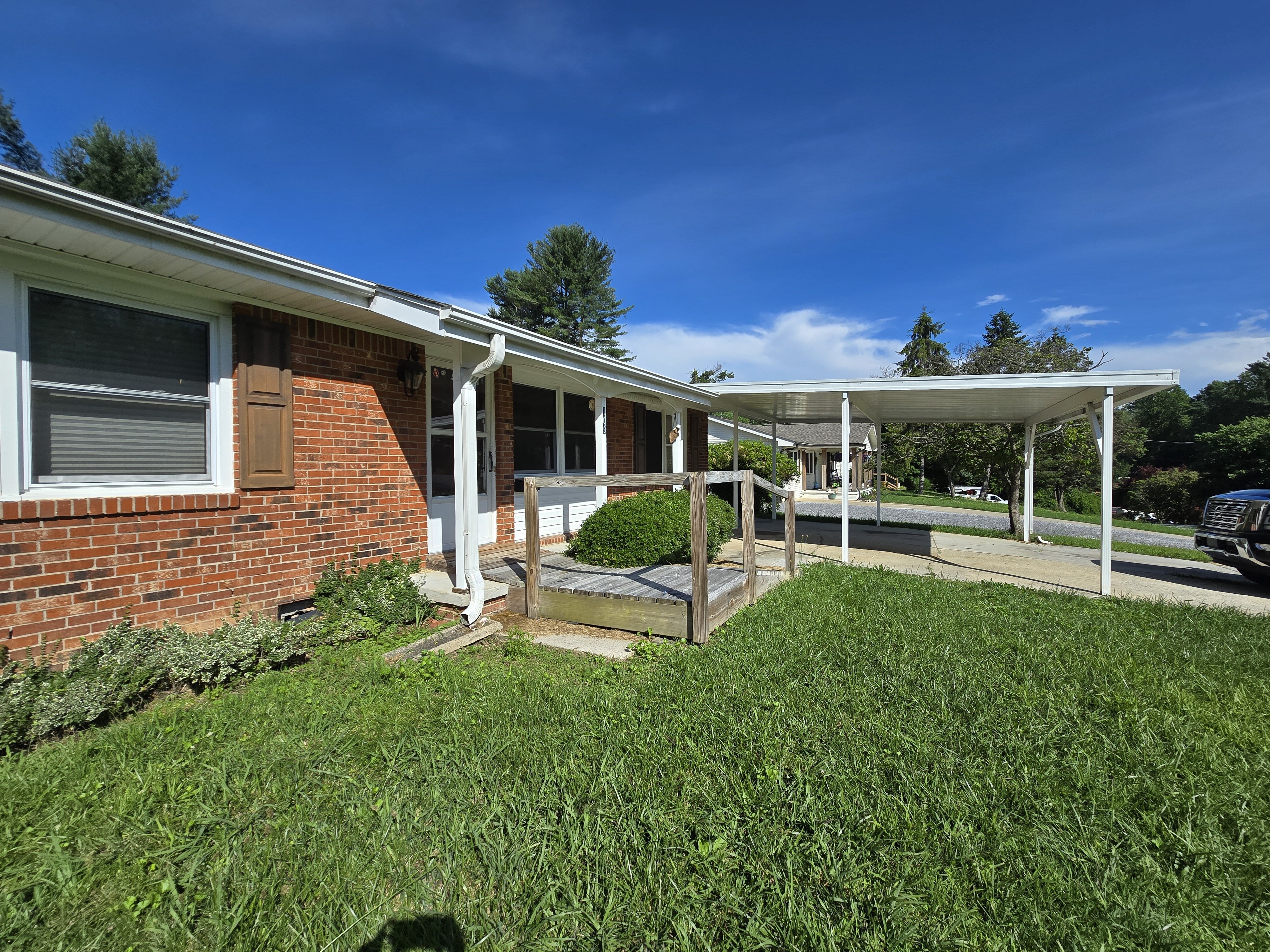 109 Willowbrook Rd., Hendersonville