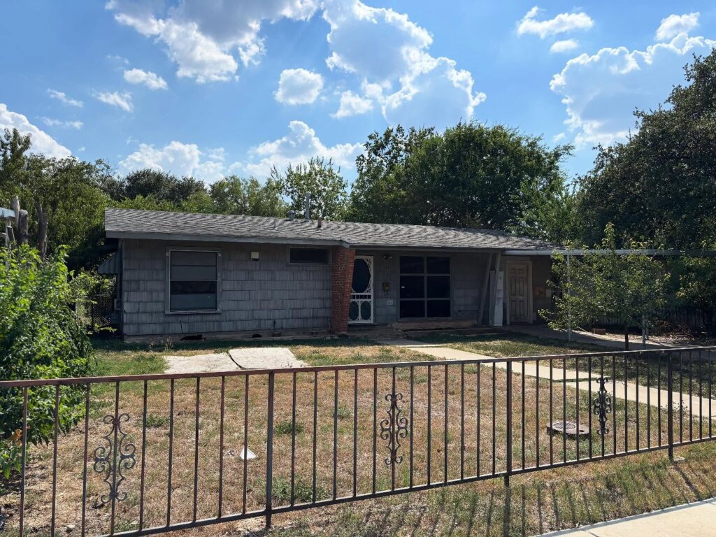 Sell my distressed home fast in San Antonio, TX to a cash buyer.  