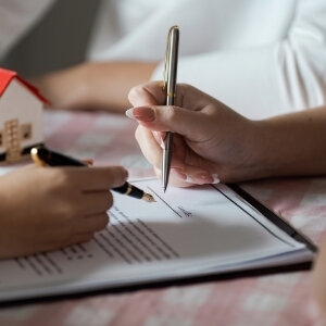 Can you sell an apartment with tenant Oregon
