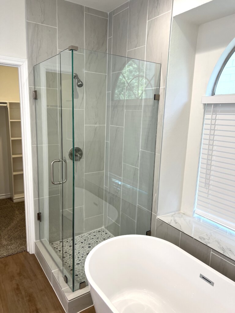 Big Soaker Tub Design Layout for Small Bathroom