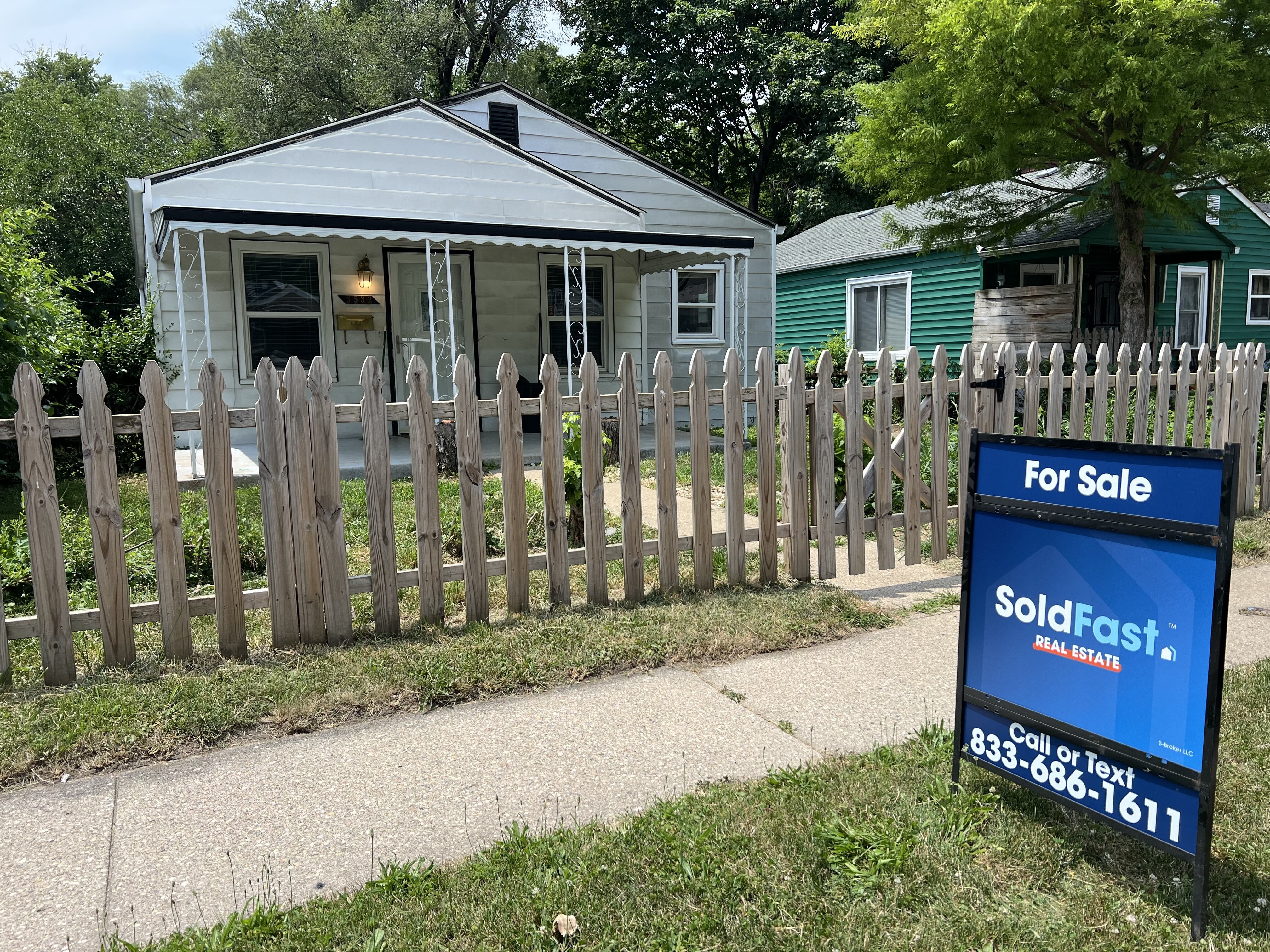 sold fast real estate sign