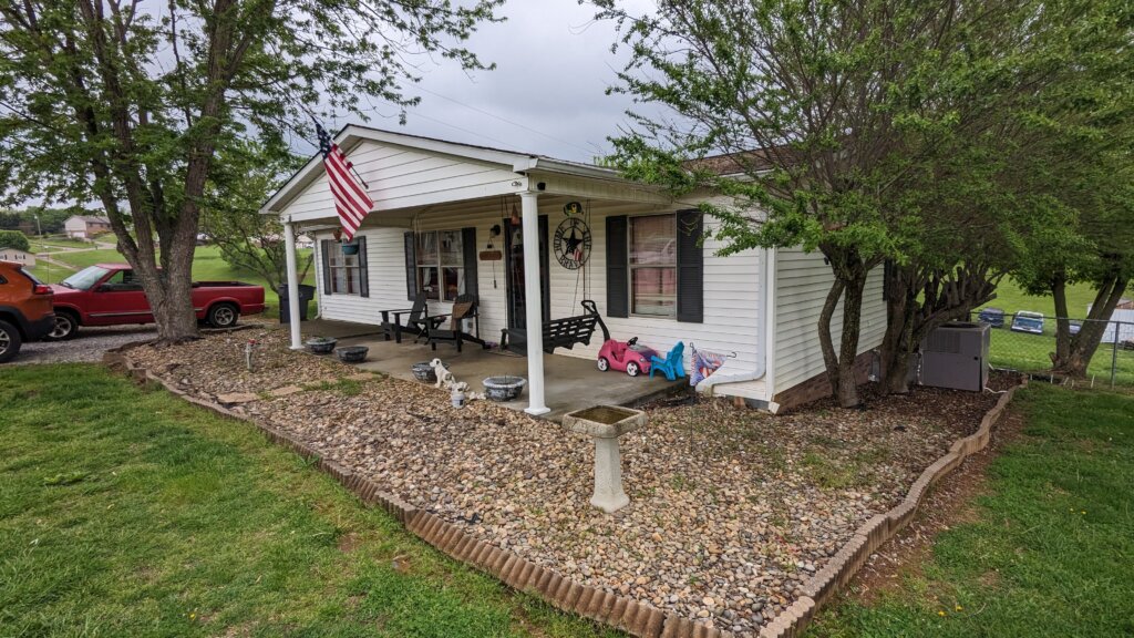 white doublewidemobile home located in morristown tennessee purchased by knoxville mobile home buyer