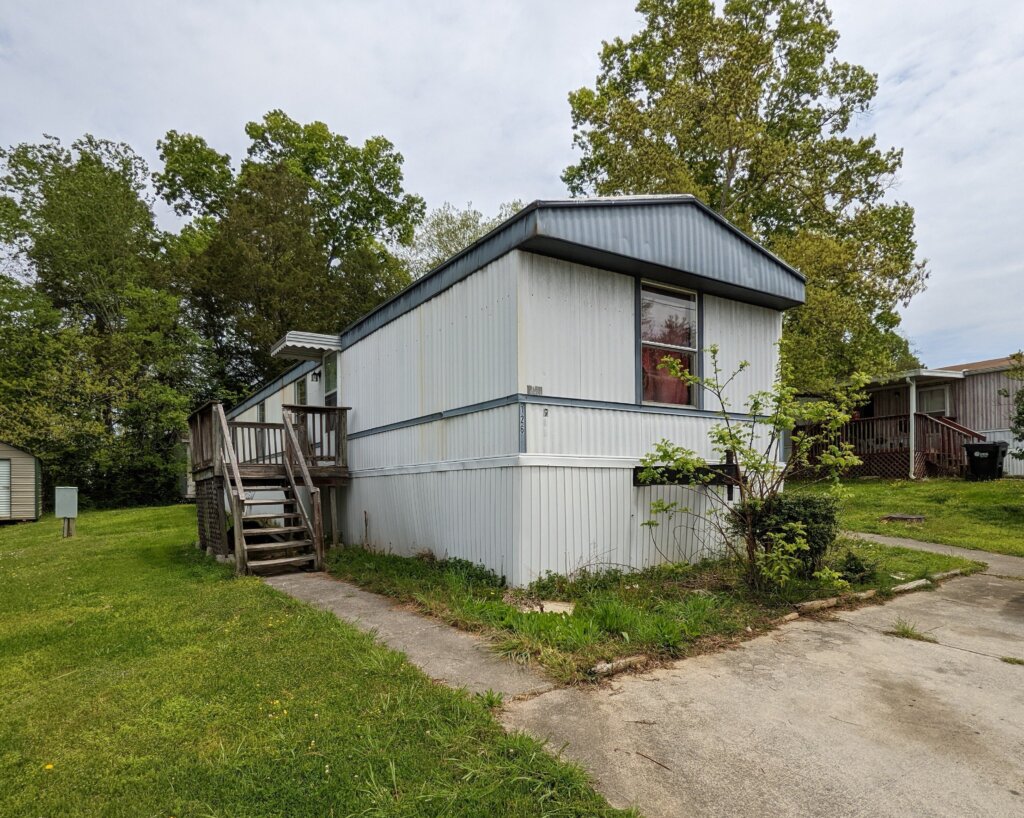 clinton mobile home in mobile home park