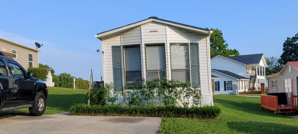 white_mobile_home_amherst_ridge_knoxville_tn